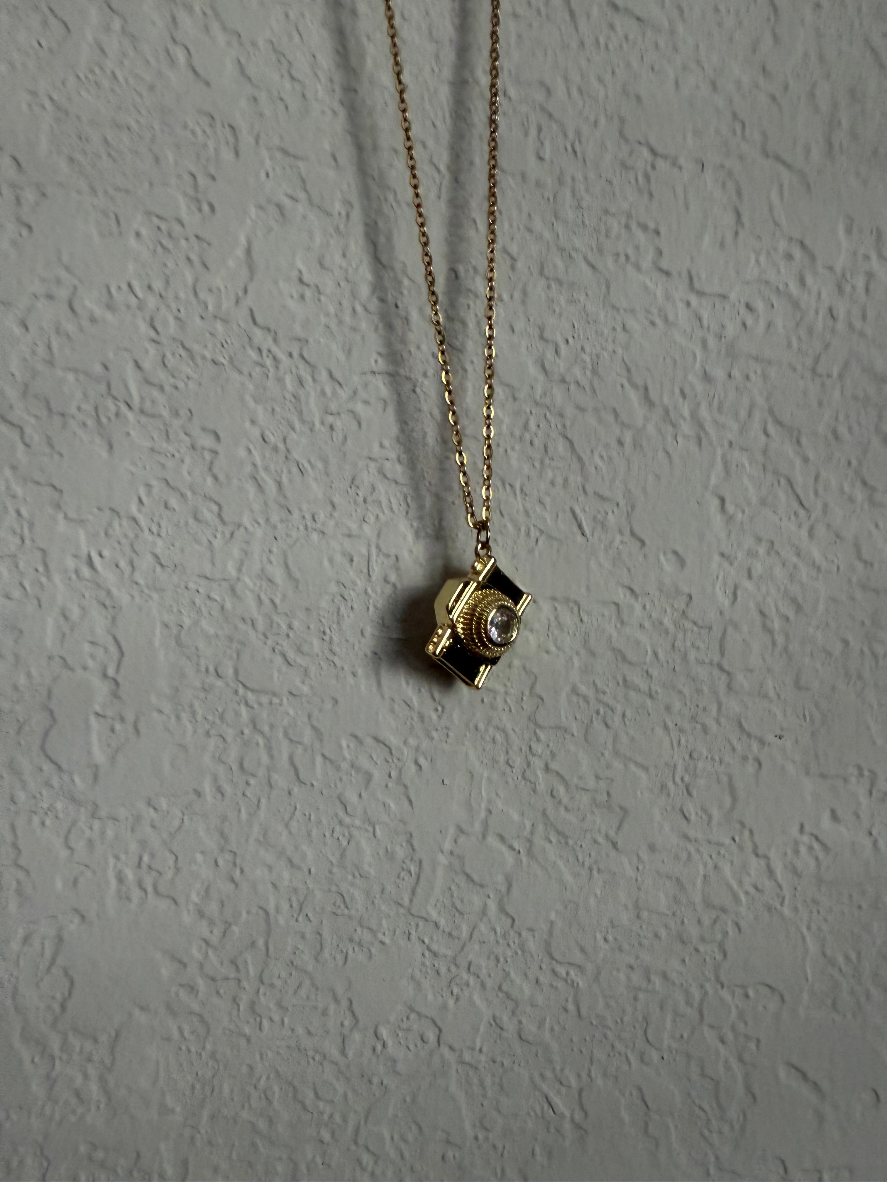 VINTAGE CAMARA NECKLACE