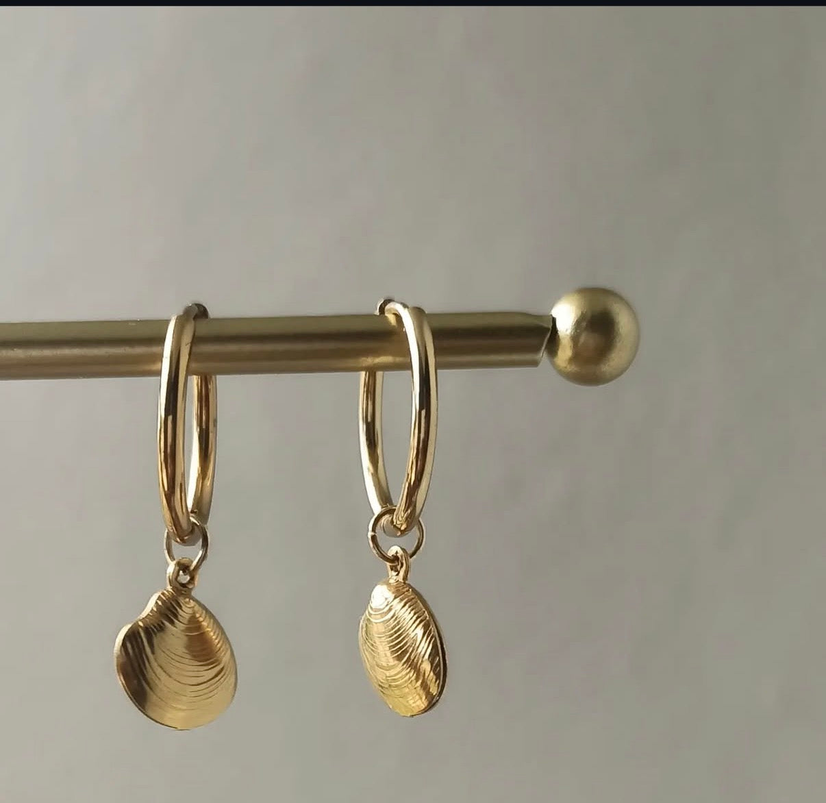 KAI  HUGGIE HOOP EARRINGS